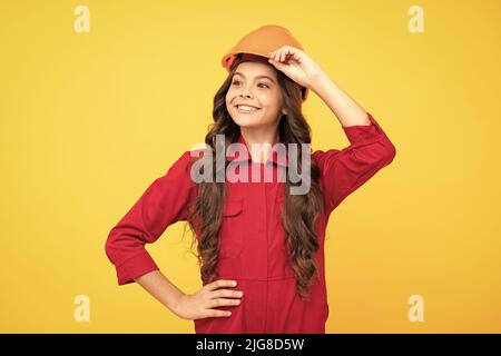 ragazza allegra bambino in elmetto protettivo, operaio Foto Stock