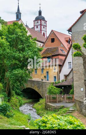 La storica città vecchia di Dettelbach am Main nella bassa Franconia con edifici pittoreschi all'interno delle mura della città Foto Stock