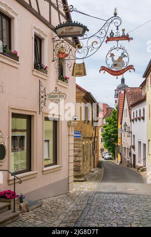 La storica città vecchia di Dettelbach am Main nella bassa Franconia con edifici pittoreschi all'interno delle mura della città Foto Stock