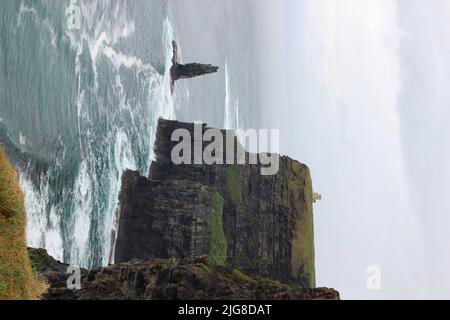 Scogliere di Moher in Irlanda: Vista a nord con o'Brien's Tower in cima e la Rock Tower Foto Stock