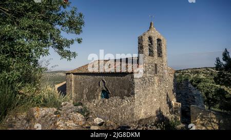 Chiesa abbandonata di Saint Michel a Perillos. Costruito in stile romanico. Foto Stock