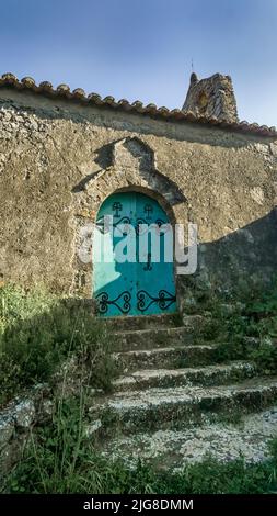 Chiesa abbandonata di Saint Michel a Perillos. Costruito in stile romanico. Foto Stock