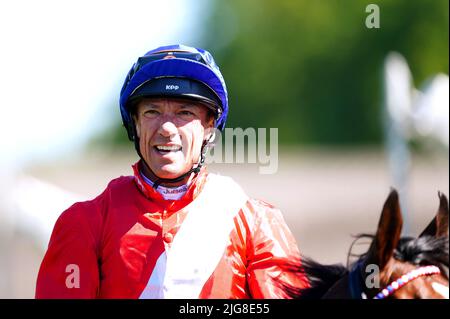 Jockey Frankie Dettori dopo aver finito secondo nelle Tattersalls Falmouth Stakes su Inspiral durante il Festival Venerdì del Motto e Chandon Festival luglio a Newmarket racecourse, Suffolk. Data foto: Venerdì 8 luglio 2022. Foto Stock