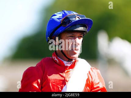 Jockey Frankie Dettori dopo aver finito secondo nelle Tattersalls Falmouth Stakes su Inspiral durante il Festival Venerdì del Motto e Chandon Festival luglio a Newmarket racecourse, Suffolk. Data foto: Venerdì 8 luglio 2022. Foto Stock