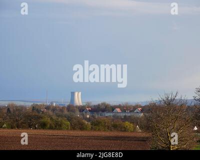 Centrale nucleare di Grafenrheinfeld nella luce notturna, distretto di Schweinfurt, bassa Franconia, Franconia Baviera, Germania Foto Stock