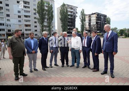 BORODIANKA, UCRAINA - 8 LUGLIO 2022 - Presidente del Senato della Repubblica francese Gerard Larcher (C) e membri della delegazione dell'alto Foto Stock