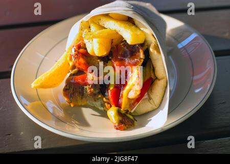 Gyros Pita, street food mediterraneo. I gyros, i classici panini greci pita, sono un alimento di strada favorito in Grecia e sono la versione greca del fast f Foto Stock