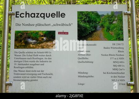 L'Echaz è un fiume lungo 23 km che sorge sull'Albtrauf a sud di Honau. Honau è un distretto del comune di Lichtenstein. Foto Stock