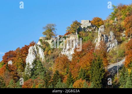 Le rovine del castello di Hohengundelfingen vicino al distretto di Münsingen di Gundelfingen sorgono su una roccia sopra la valle di Lauter nell'Albanese Svevo. Foto Stock