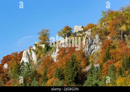 Le rovine del castello di Hohengundelfingen vicino al distretto di Münsingen di Gundelfingen sorgono su una roccia sopra la valle di Lauter nell'Albanese Svevo. Foto Stock