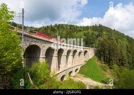 Breitenstein, Semmeringbahn (ferrovia di Semmering), viadotto Gamperlgraben-Viadukt, 2 locomotivs nelle Alpi di Vienna, bassa Austria, Austria Foto Stock