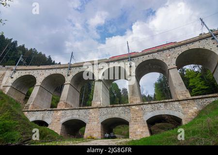 Breitenstein, Semmeringbahn (ferrovia di Semmering), viadotto Gamperlgraben-Viadukt, treno merci nelle Alpi di Vienna, bassa Austria, Austria Foto Stock