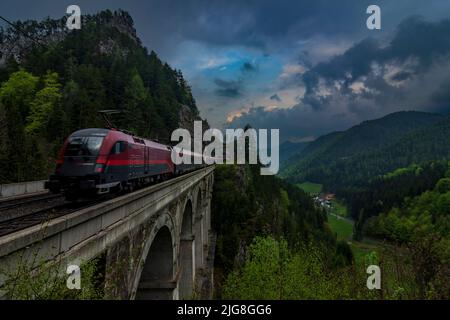 Breitenstein, Semmeringbahn (ferrovia di Semmering), viadotto Krausel-Klause-Viadukt, parete rocciosa Spießwand, treno Railjet nelle Alpi di Vienna, bassa Austria, Austria Foto Stock