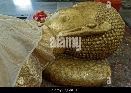 08 28 2008 Capo della Statua del Buddha reclinante a fianco del Tempio di Parinirvana a Kushinagar, India. Foto Stock