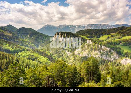 Semmering, Vista dal '20-Schilling-Blick' (20 Scilling view) del Semmeringbahn (Semmering Railway) con il viadotto Kalte-Rinne-Viadukt, muro Polleroswand, montagna Rax, treno nelle Alpi di Vienna, bassa Austria, Austria Foto Stock