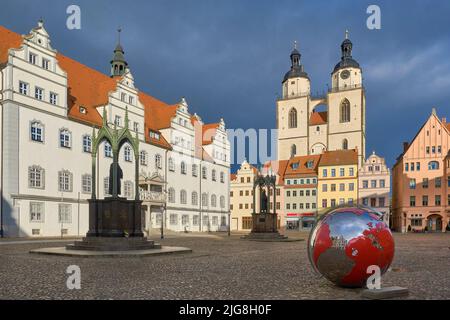 Mercato con Municipio e Satdtkirche St. Marien a Lutherstadt Wittenberg, Sassonia-Anhalt, Germania, Europa Foto Stock