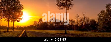 Una vista panoramica del tramonto sul parco verde Foto Stock