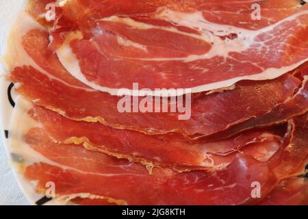 Il primo piano di prosciutto in cima l'uno all'altro - prosciutto crudo e secco-cured Foto Stock