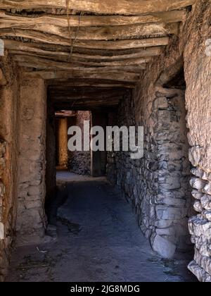 Passeggiata attraverso il villaggio di montagna di al Ain, Oman. Foto Stock