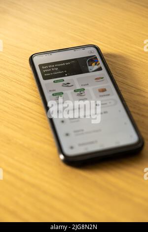 Uno scatto verticale di uno smartphone Huawei su un tavolo in legno con una pagina di applicazione sullo schermo Foto Stock