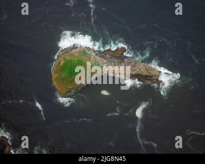 Riprese da un drone. Una piccola isola nel mezzo dell'oceano. Non ci sono persone nella foto. Bella stagcape. Sfondo della natura. Ambiente Foto Stock