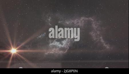 Immagine di percorsi di luce sul cielo con stelle e nuvole Foto Stock