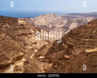 Lungo la strada costiera 42, tra Hasik e Ash Shuwaymiyyah, Oman. Foto Stock