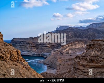 Lungo la strada costiera 42, tra Hasik e Ash Shuwaymiyyah, Oman. Foto Stock