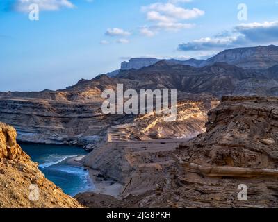 Lungo la strada costiera 42, tra Hasik e Ash Shuwaymiyyah, Oman. Foto Stock