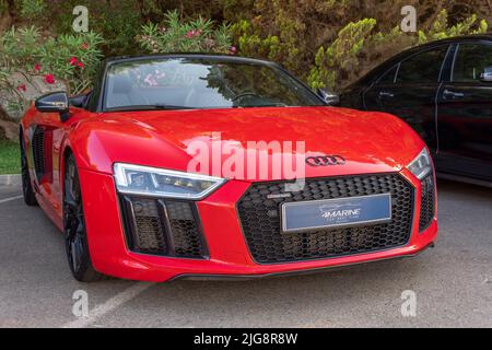 Cala d'Or, Spagna; 25 giugno 2022: Audi R8 auto sportiva rossa convertibile, parcheggiata nel porto turistico di Cala d'Or, Spagna Foto Stock