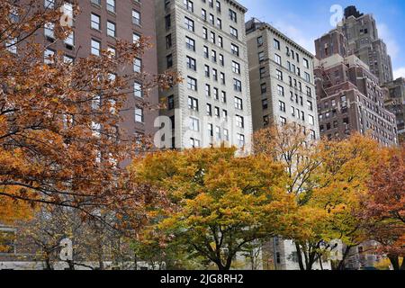 Vecchi edifici di appartamenti su Riverside Drive nella parte superiore occidentale di Manhattan Foto Stock