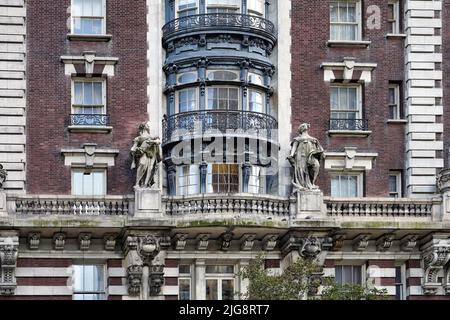 Facciata del Dorilton, un edificio di appartamenti in stile barocco di Manhattan con ornate decorazioni in pietra e finestra ad arco Foto Stock