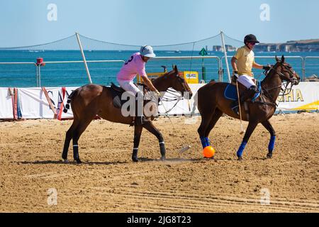 Sandbanks, Poole, Dorset, UK . 8th luglio 2022. Il Sandpolo British Beach Polo Championships è in corso presso la spiaggia di Sandbanks, a Poole, in una calda giornata di sole. Festeggiando il suo 15th° anniversario il più grande evento di polo sulla spiaggia del mondo, l'evento di due giorni si svolge il venerdì e il sabato, mentre i visitatori si dirigono verso la spiaggia per vedere l'azione. Credit: Carolyn Jenkins/Alamy Live News Foto Stock