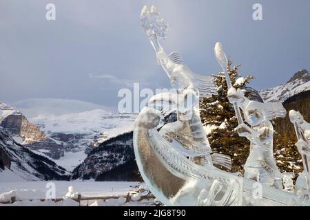 Sculture di ghiaccio al Lake Louise Ice Magic Festival, Lake Louise, Banff National Park, Alberta, Canada Foto Stock