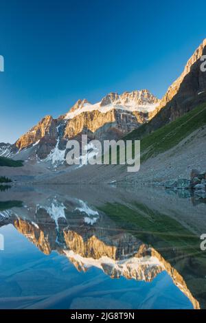 Il monte Fay si riflette nel Lower Consolation Lake, Banff National Park, Alberta, Canada Foto Stock