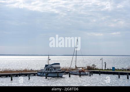 Due barche sono ormeggiate nel porto di Neuendorf, isola di Hiddensee, Mar Baltico, Meclemburgo-Pomerania occidentale, Germania Foto Stock