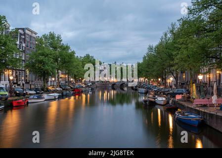 Case caratteristiche, canale, case galleggianti, ora blu al mattino, Amsterdam, Paesi Bassi Foto Stock