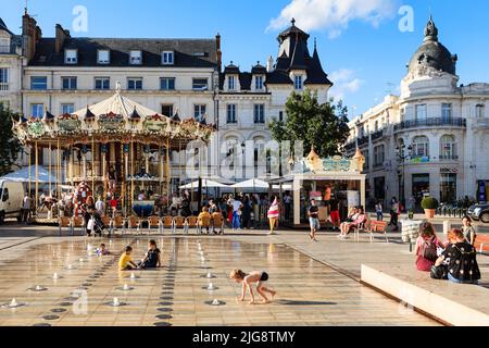 Francia, Centre-Val de Loire, Orléans, Place Du Martroi, Water Feature, persone Foto Stock