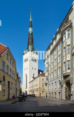 Tallinn, Estonia. Luglio 2022. Il campanile della chiesa di San Olav nel centro della città Foto Stock