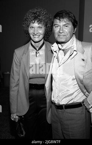 **FOTO DEL FILE** Larry Storch è passato. Larry Storch e moglie norma Storch Circa 1980's Credit: Ralph Dominguez/MediaPunch Foto Stock