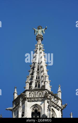 Germania, Baviera, Monaco di Baviera, Marienplatz, nuovo municipio, Münchner Kindl in cima alla torre del municipio Foto Stock