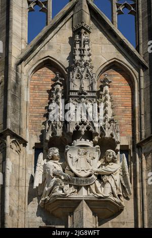 Germania, Baviera, Monaco di Baviera, Marienplatz, nuovo municipio, Facciata, rappresentazione, due angeli con Münchner Kindl, figure, rilievo, dettaglio Foto Stock