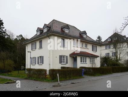 Germania, Baviera, alta Baviera, distretto di Altötting, Burghausen, zona residenziale, casa singola, dormitori, tetto alla moda, vecchio edificio, cielo coperto Foto Stock