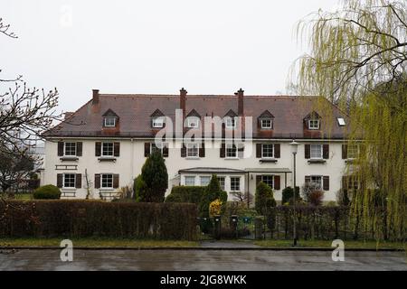 Germania, Baviera, alta Baviera, distretto di Altötting, Burghausen, complesso residenziale, dormitori, tetto privato, persiane, vecchio edificio, cielo coperto Foto Stock