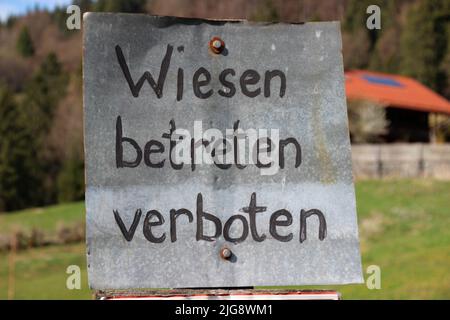 Almweide segno prato entrare vietato, Germania, Baviera, alta Baviera, Garmisch-Partenkirchen, Graseck Foto Stock