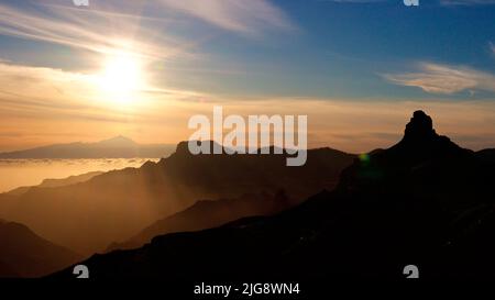 Spagna, Isole Canarie, Gran Canaria, Massif Central, tramonto, Vista sul Massiccio centrale ad ovest fino al Teide sopra le nuvole, Tenerife, cielo blu con nuvole bianche, Foto Stock