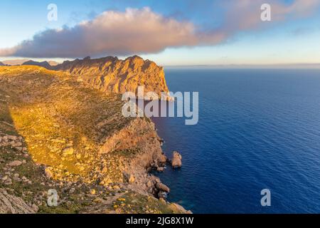 Spagna, Isole Baleari, Maiorca, distretto di Pollensa. Serra del Cavall Bernat come visto dal punto panoramico di es Colomer Foto Stock