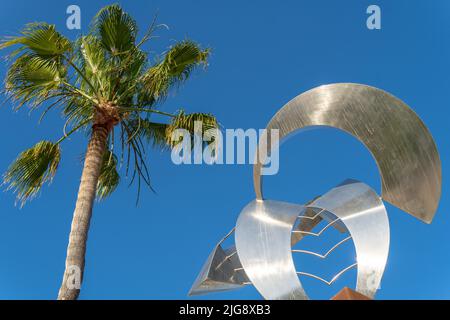 Cala d'Or, Spagna; 25 giugno 2022: Scultura in metallo situata sul lungomare della città maiorchina di Cala d'Or, Spagna Foto Stock