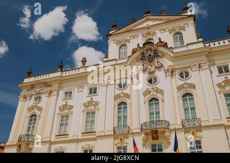 Praga, Repubblica Ceca - Luglio 2022. Facciata del Palazzo arcivescovile in Piazza del Castello. Distretto di Hradcany. Foto Stock