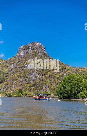 Gita in barca sul Fiume Khao Daeng, Parco Nazionale Khao Sam Roi Yot, Provincia di Prachuap Khiri Khan, Thailandia, Asia Foto Stock